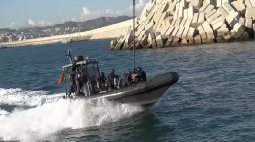 شاهد مناورات أفراد وحدة خاصة للبحرية الملكية في عِرض البحر وعلى متن فرقاطة