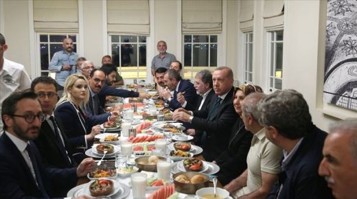 أردوغان يدعو ضيوفه للعشاء في مطعم شعبي بإسطنبول