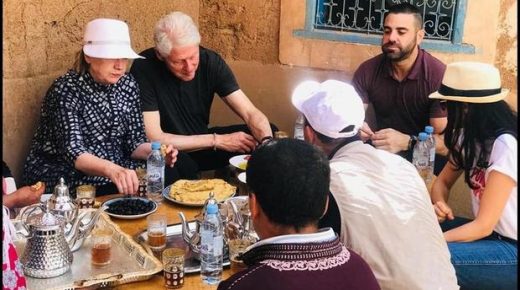 بالصور: هذه كواليس زيارة آل “كلينتون” لمنطقة أوريكا وتناولهم وجبة إفطار تقليدية