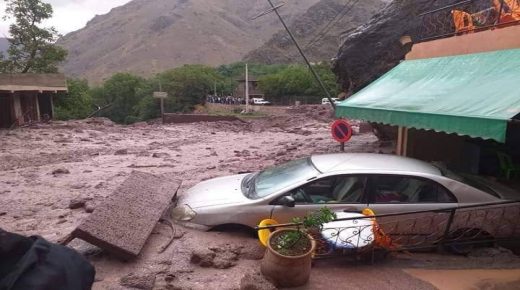 بالصور و الفيديو: فيضانات و عواصف رعدية تضرب منطقة امليل وتجرف مجموعة من السيارات وتجهيزات المقاهي