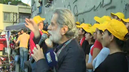 بالفيديو: الفنان مارسيل خليفة ينضم للمتظاهرين في لبنان ويٌلهبهم بأغانيه الثورية