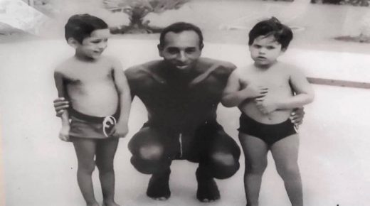 صورة نادرة تجمع الملك محمد السادس والأمير مولاي هشام وهما أطفال