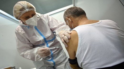 المغرب يتوصل بـ500 ألف جرعة جديدة من اللقاح الصيني ويُوسع دائرة الاستفادة من التلقيح لتشمل الأشخاص ما بين 55 و60 سنة