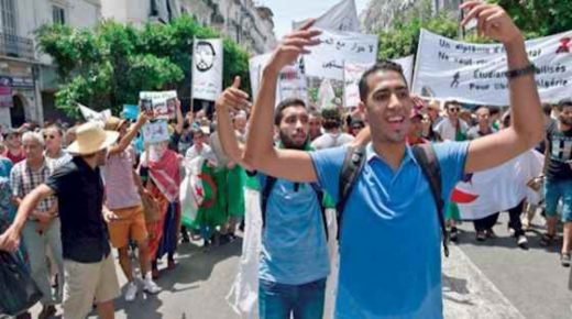 طلبة الجزائر ينتفضون للمطالبة برحيل النظام