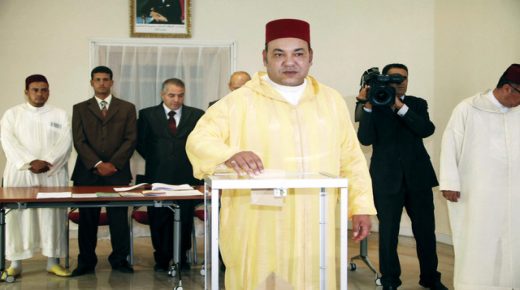 Morocco's King Mohammed casts his ballot at a voting station in Rabat July 1, 2011. Moroccans voted on Friday in a referendum on a revised constitution offered by King Mohammed to placate "Arab Spring" street protesters and the "yes" camp was tipped to win despite boycott calls by opponents. REUTERS/Stringer (MOROCCO - Tags: ELECTIONS POLITICS ROYALS)