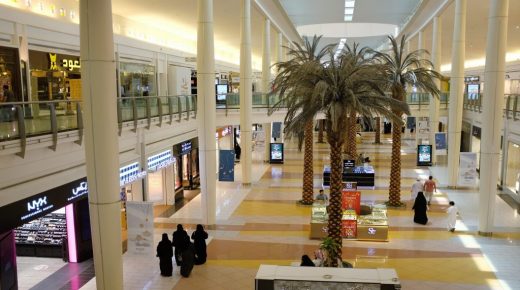 السعودية تسمح بفتح المتاجر خلال أوقات الصلاة