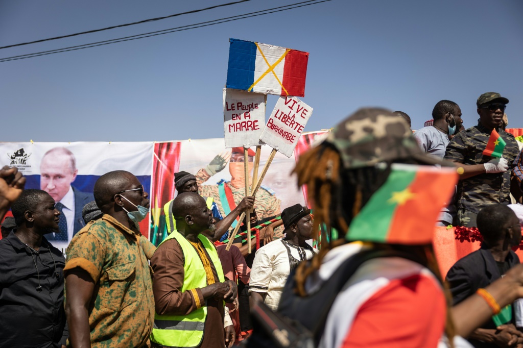 بوركينا فاسو تطالب بانسحاب القوات الفرنسية وماكرون يطلب توضيحات!