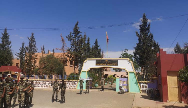 الجيش ينصب خياماً داخل المدارس لاستقبال التلاميذ بالمناطق المتضررة من الزلزال